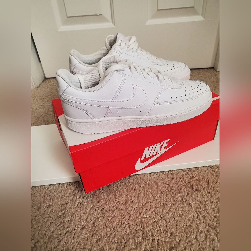 Womens White Nike - Picture 3 of 5